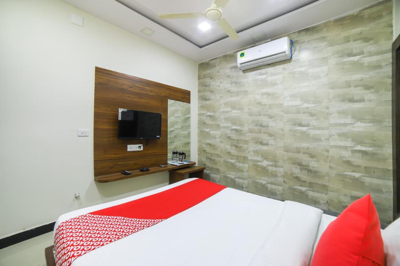 OYO 67345 Hotel Anjani Inn Naroda Bagian luar foto