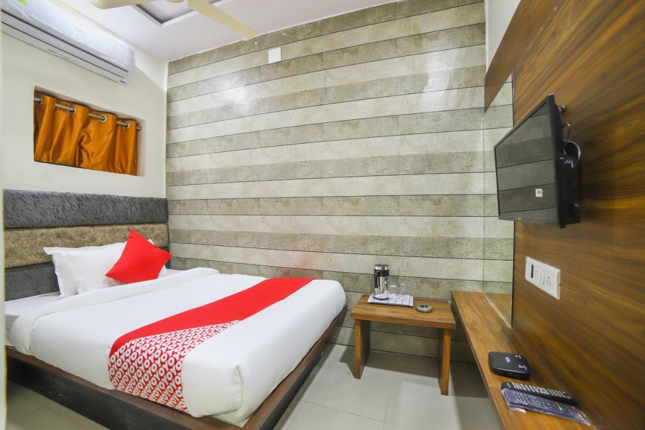 OYO 67345 Hotel Anjani Inn Naroda Bagian luar foto